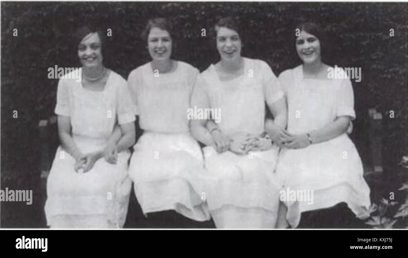 Das Foto um 1924 zeigt Betty White mit ihrem Cousin Carol und zwei Schulkameraden an der Westover School, das das amerikanische Schulleben des frühen 20. Jahrhunderts veranschaulicht. Stockfoto