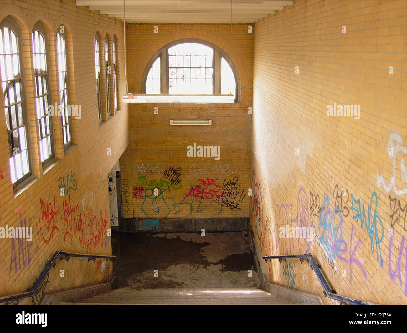 Ein Foto des Fußgängertunnels am Berliner Bahnhof Kaulsdorf, das einen Teil der städtischen Eisenbahninfrastruktur und -Gestaltung zeigt. Stockfoto
