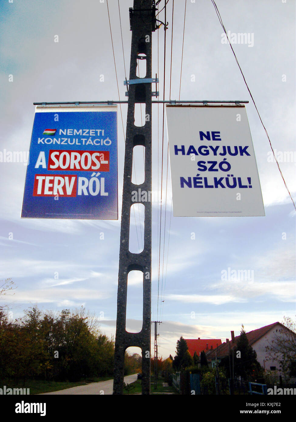 Plakate der nationalen Konsultation über die Soros Plan in Zichyújfalu, Fejér County, Ungarn 4. Stockfoto