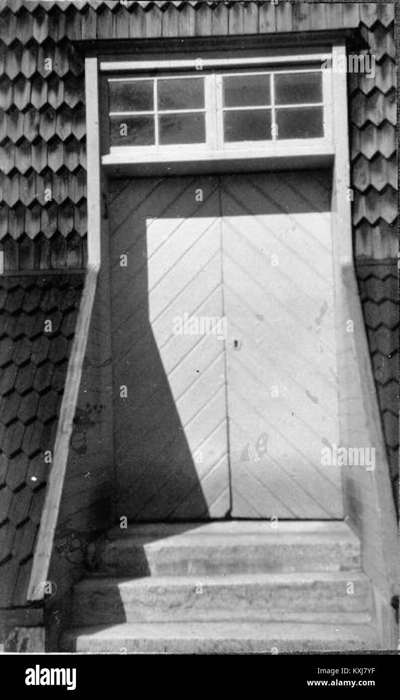 Bild des Innenraums der Amnehärad-Kirche in Schweden, mit dekorativen Elementen, Holzmöbeln und traditionellem skandinavischem Kirchendesign. Stockfoto