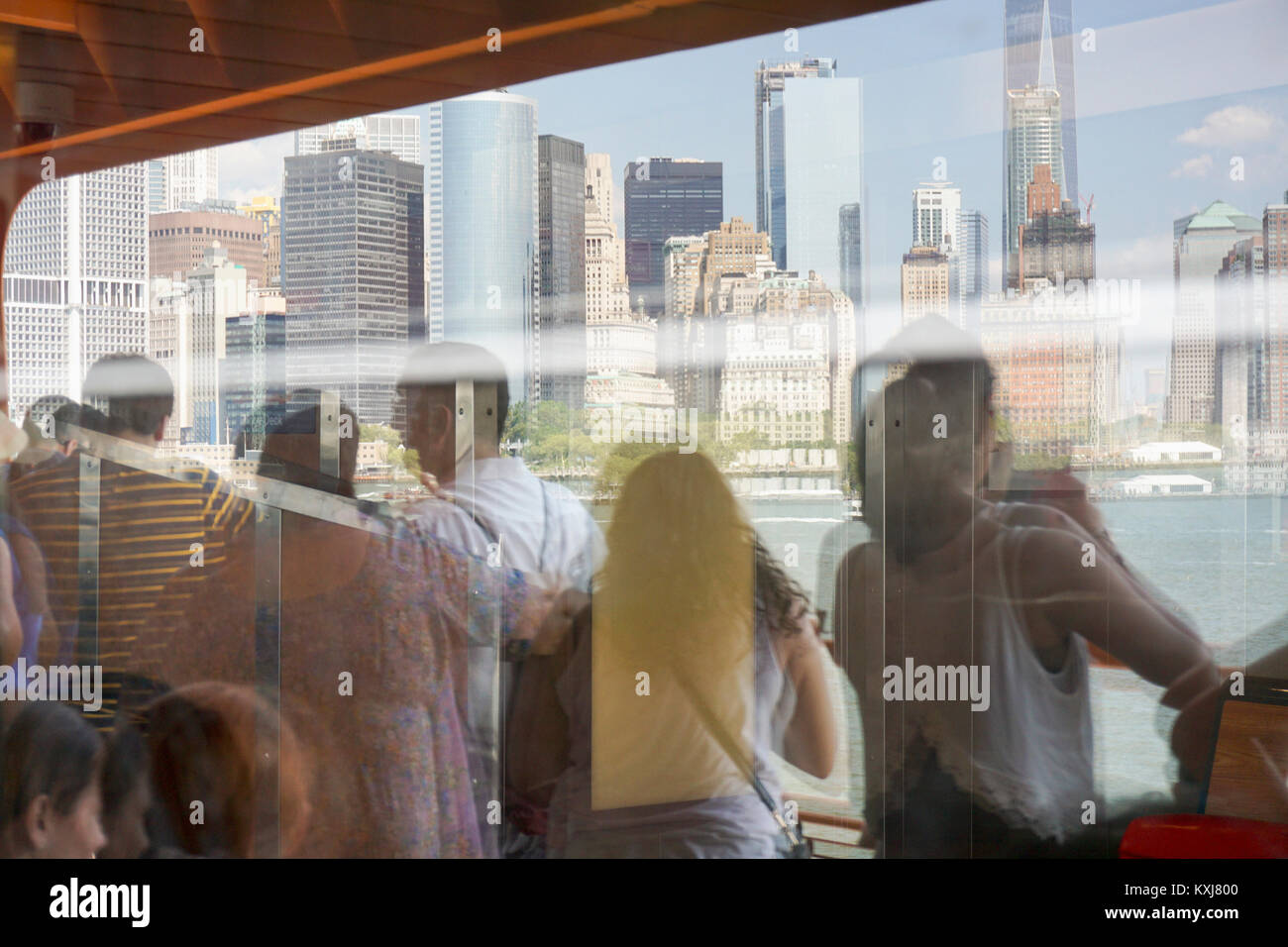 Reflektion von Menschen auf Staten Island Ferry, die Gebäude betrachten, New York City, New York, USA Stockfoto