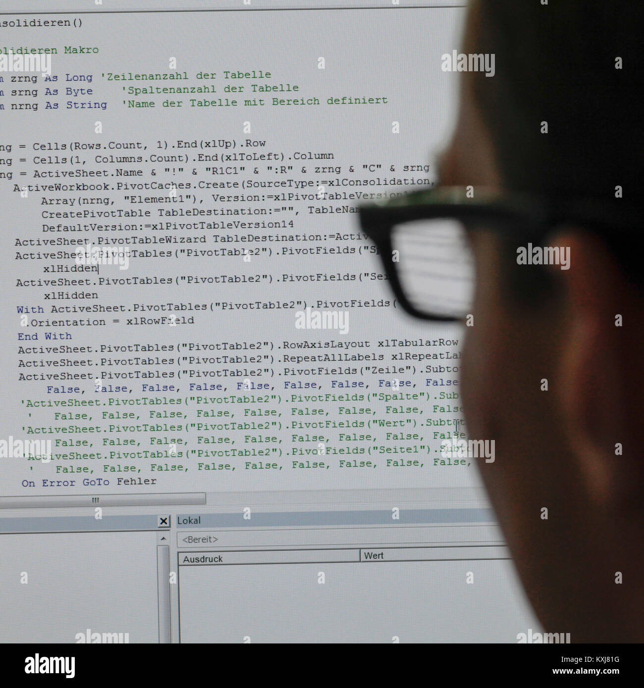 Nahaufnahme einer Person, die Programmiercode auf dem Computerbildschirm liest Stockfoto