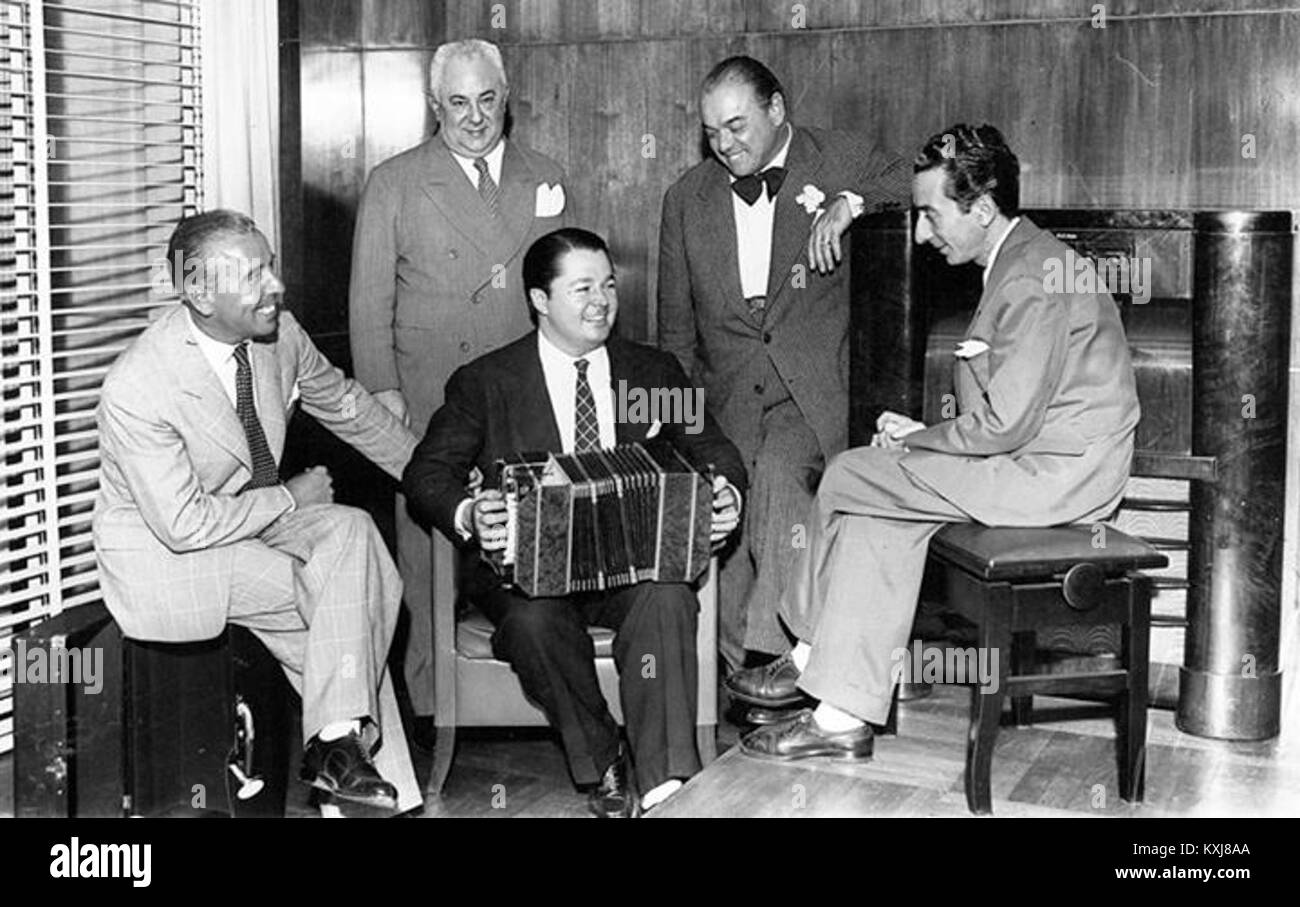 Dieses Foto von 1944 zeigt argentinische Musiker Aníbal Troilo, Francisco Canaro, José Razzano, Enrique Santos Discépolo und Osvaldo Fresedo, Schlüsselfiguren der Tangomusik. Stockfoto