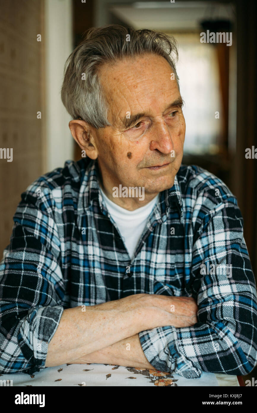Portrait eines älteren älteren Menschen sitzen und über die Vergangenheit reflektieren Stockfoto