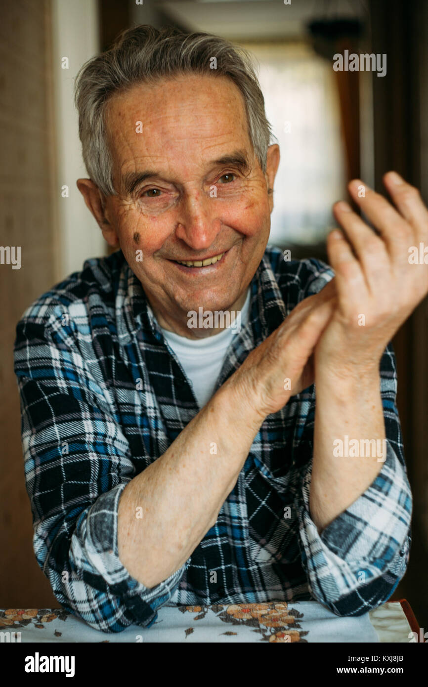 Portrait eines älteren älteren Menschen sitzen und Lächeln Stockfoto
