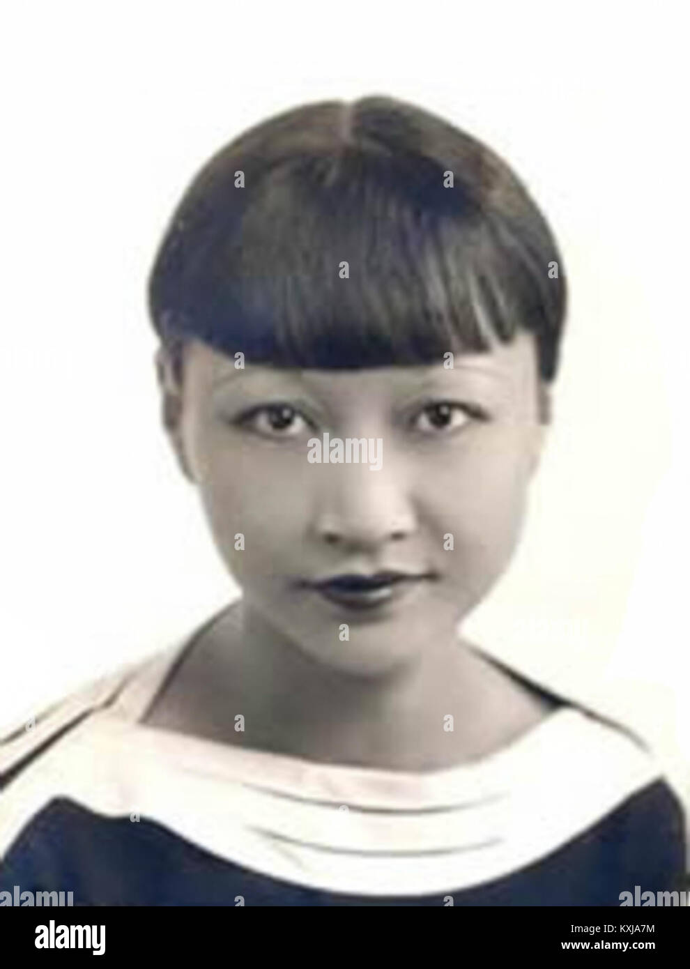 Ein Foto im Passstil von Anna May Wong, der ersten chinesisch-amerikanischen Filmstars, bekannt für ihre Pionierrollen in frühen Hollywood-Filmen, die Herausforderung rassischer Stereotypen und die Förderung asiatischer Repräsentation im Kino. Stockfoto