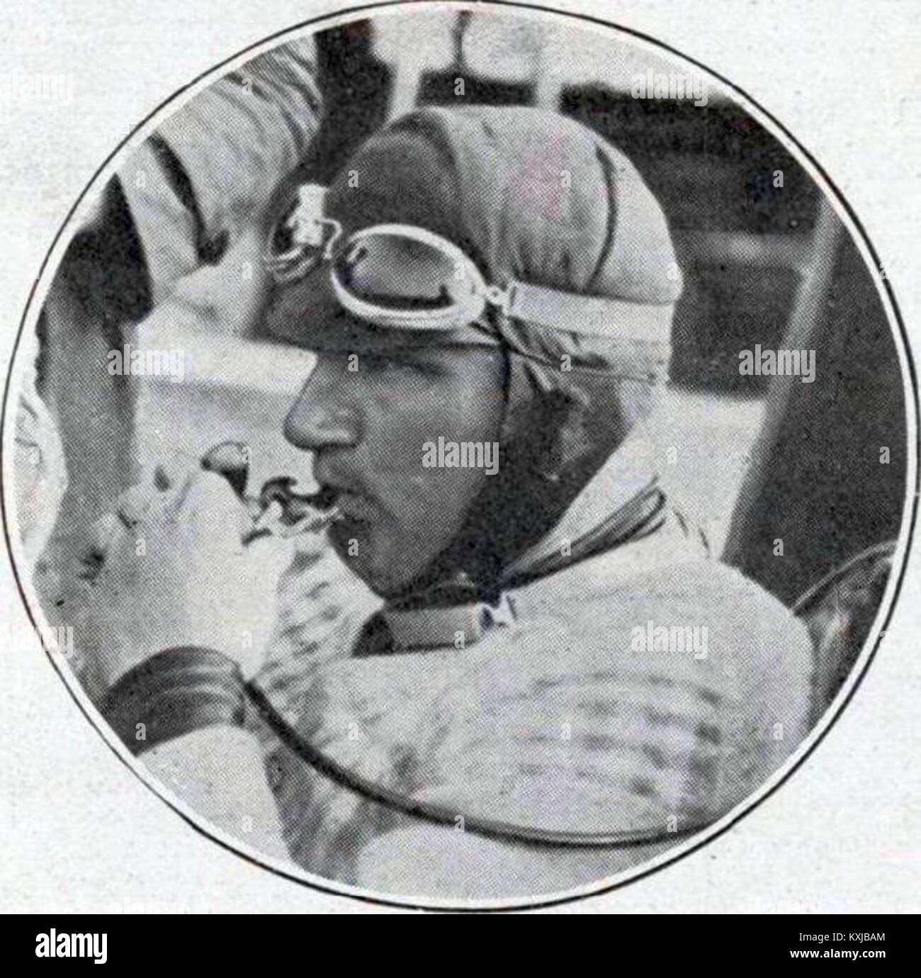 Ein Foto, das Antonio Ascari zu Beginn des Grand Prix de l’Automobile Club de France 1925, dem Rennen, bei dem er tragischerweise starb, zeigt, wie er den Motorsport Anfang des 20. Jahrhunderts erlebte. Stockfoto