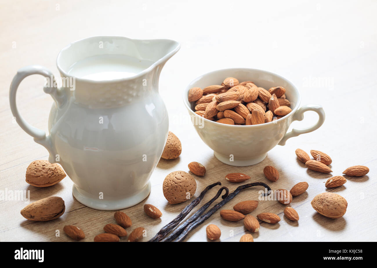 Vegane Milch aus Mandeln auf einem hölzernen Oberfläche Stockfoto