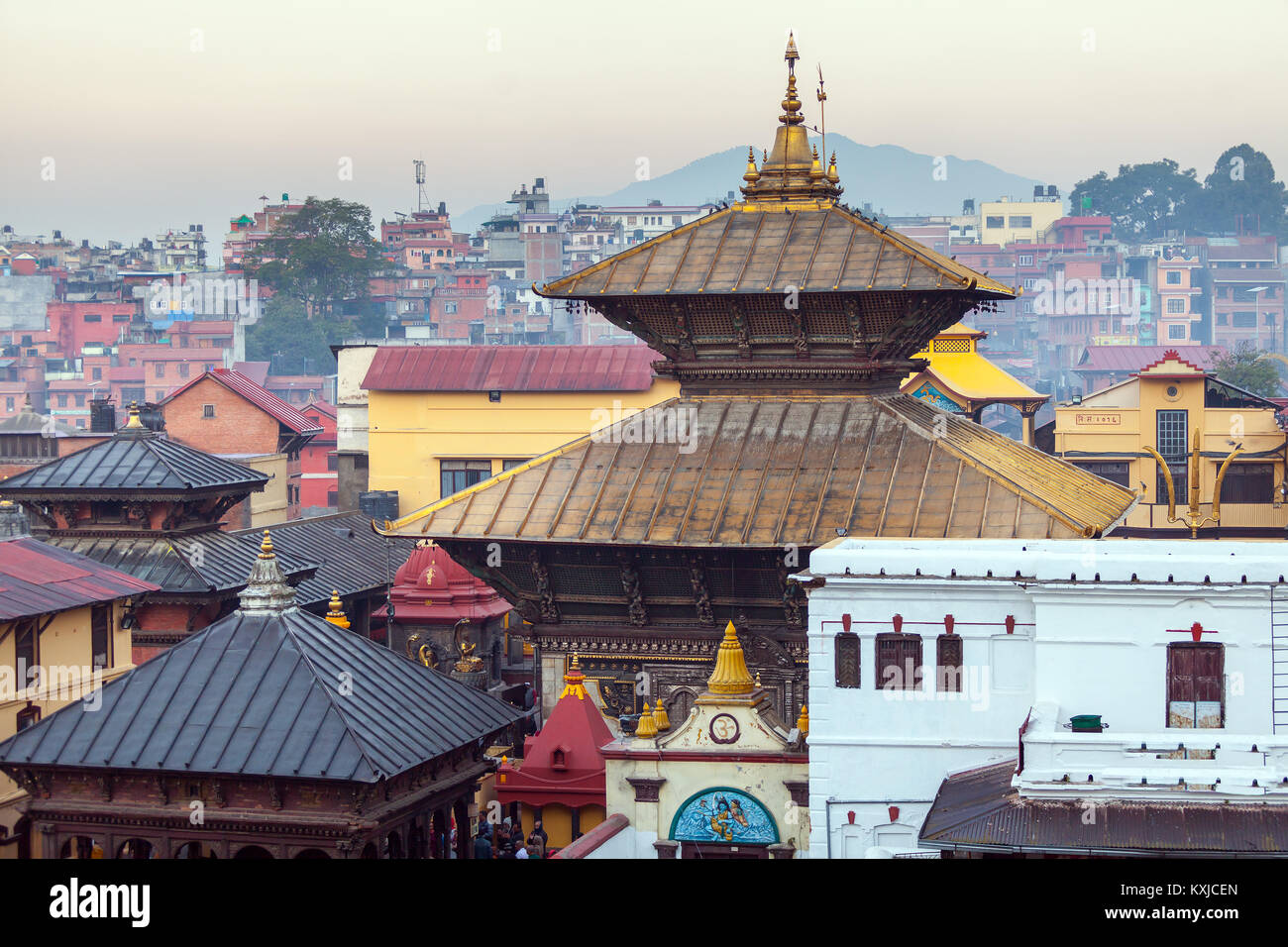 Bhasmeshvar Ghat an Pashupatinath Tempel und Bagmati Fluss in Kathmandu, Nepal. Stockfoto