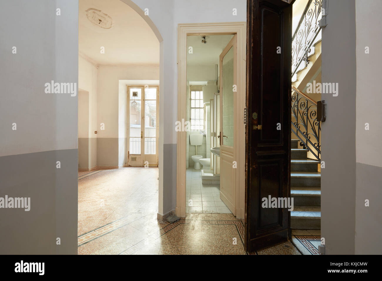 Leere, alte Wohnung Interieur mit Badezimmer, Wohnzimmer und Treppenhaus anzeigen Stockfoto