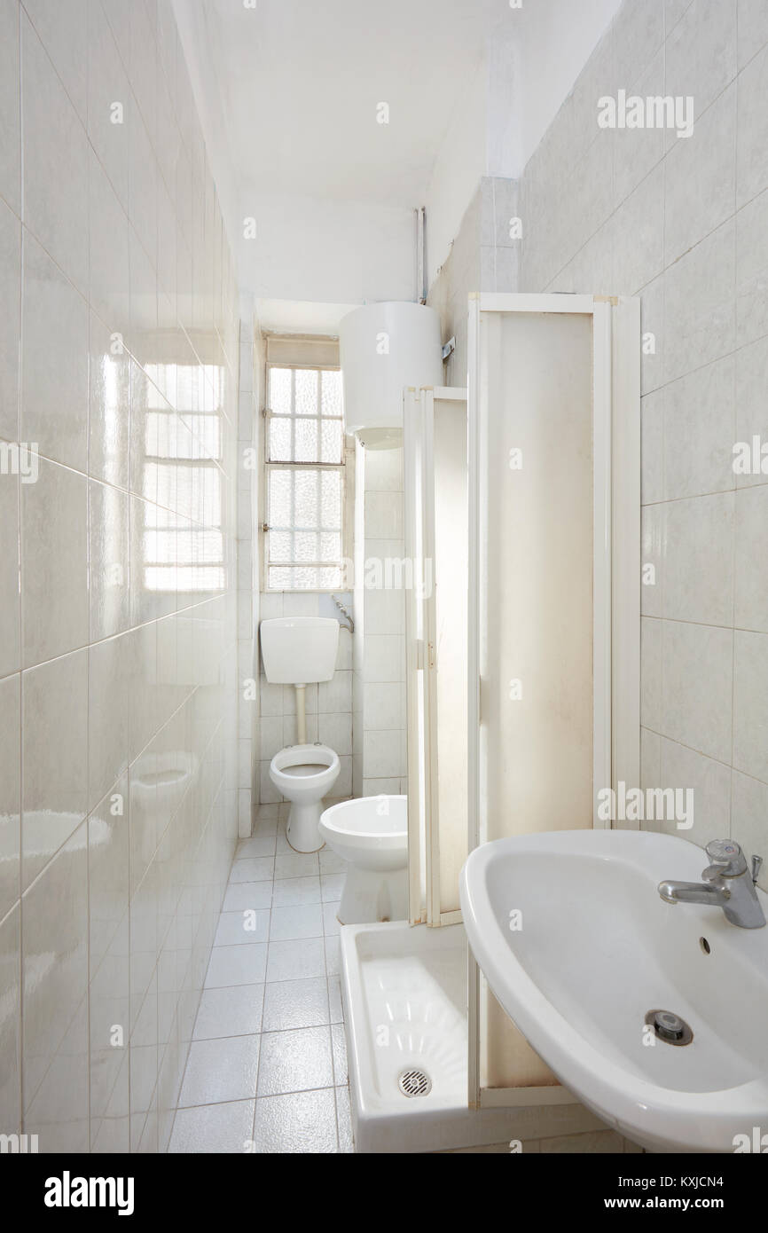 Altes Badezimmer Einrichtung mit gefliestem Fußboden und Wände ... Altes Badezimmer Einrichtung mit gefliestem Fußboden und Wände ...
