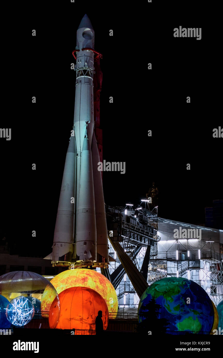 Dekoration in der Nähe des Pavillon Kosmos in VDNKh, Moskau Stockfoto