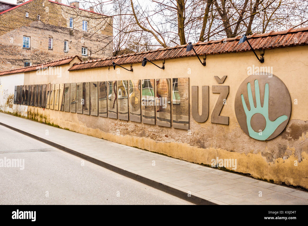 Vilnius, Litauen - 5. April 2017: Verfassung der unabhängigen Republik Uzupis. Kopien der 39 Artikel in 23 Sprachen auf eine Wand geschrieben Stockfoto
