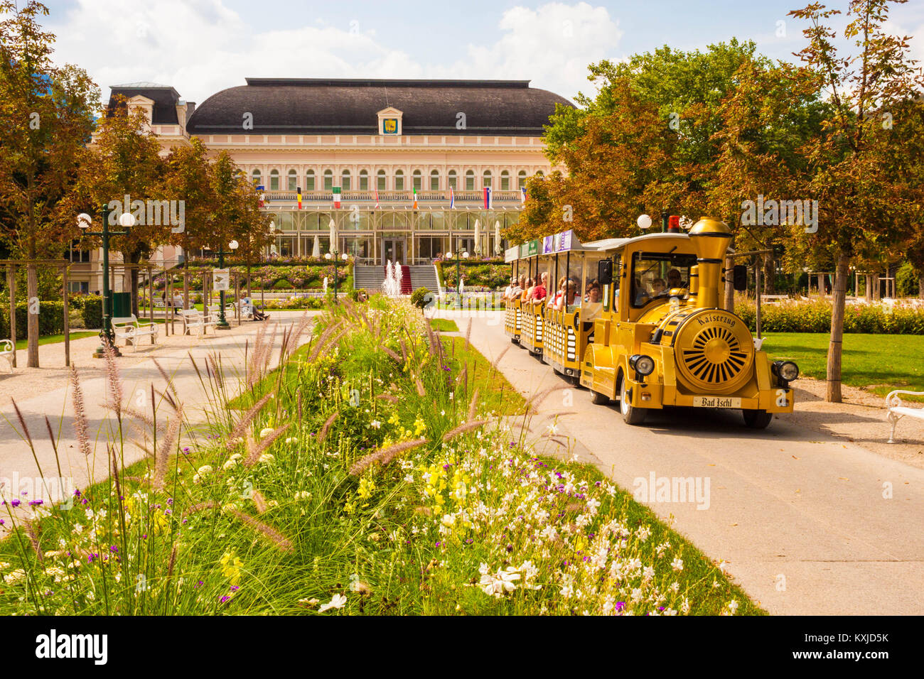Bad Ischl, Österreich - 2 September, 2016: Kleine Sehenswürdigkeiten touristische Lok Zug fährt Touristen durch den Park vor der Kongresshalle und Th Stockfoto