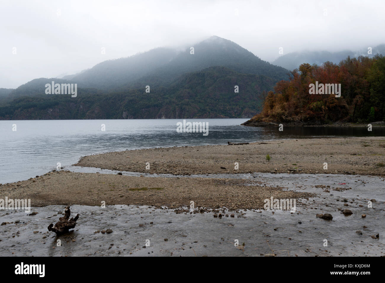 Ein Herbst Landschaft von Bariloche See bei Bewölkung, Argentinien Stockfoto