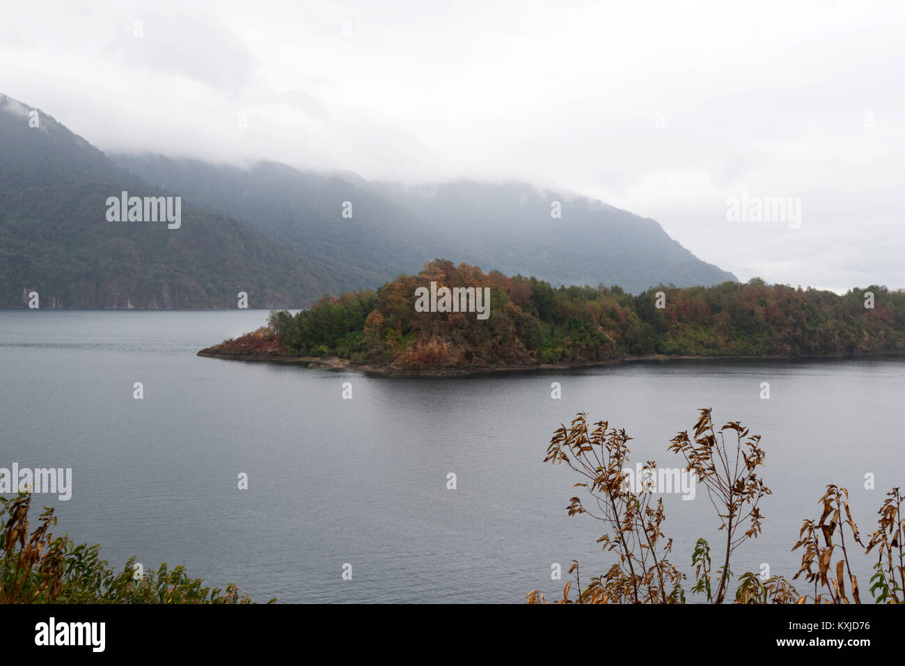 Ein Herbst Landschaft von Bariloche See bei Bewölkung, Argentinien Stockfoto