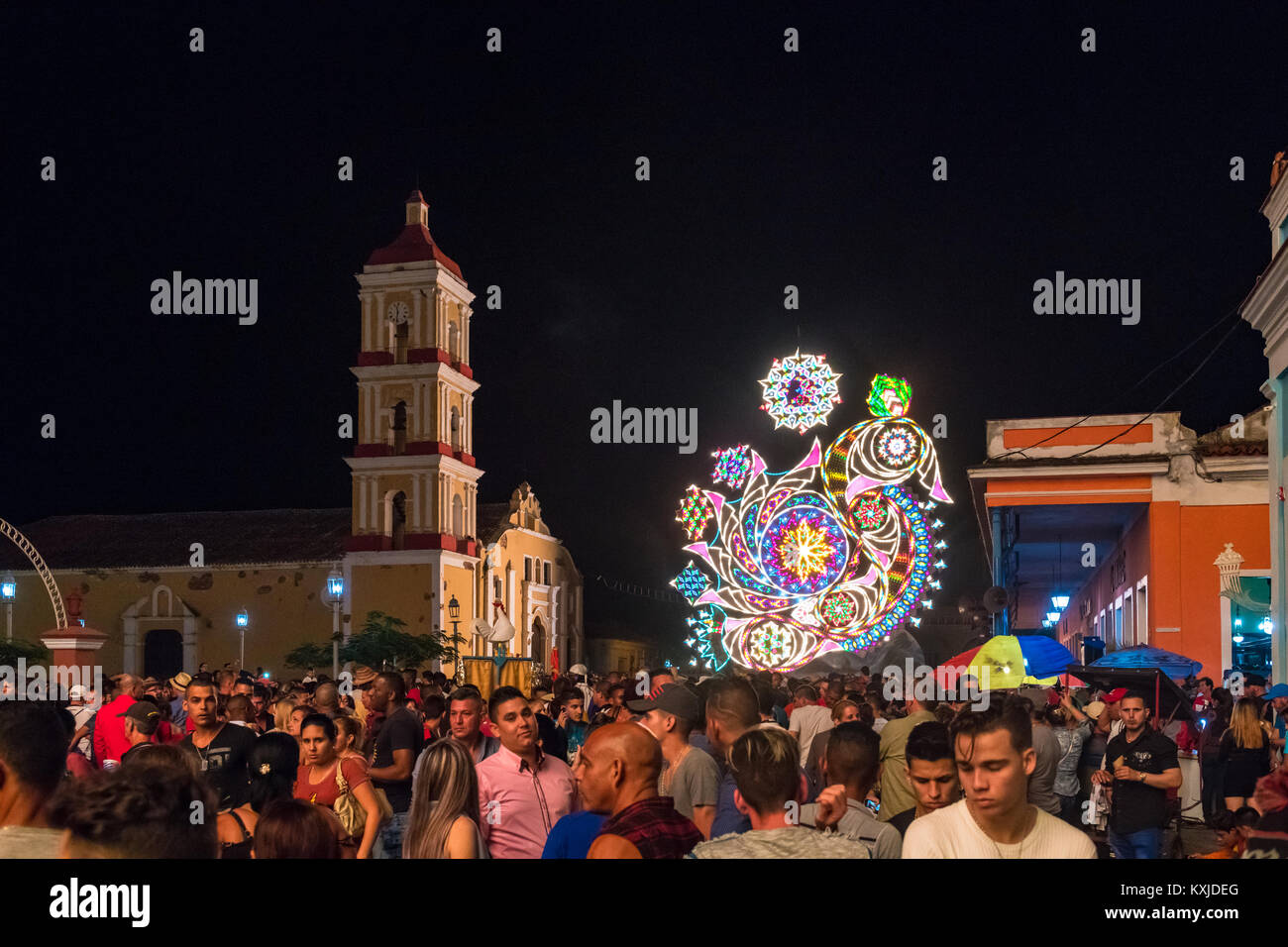 Weitwinkel von 'La Parranda "Christmas Festival zeigt die "El Carmen" Anzeige von Licht, der Katholischen Kirche und der Gast genießt die hundertjährige tra Stockfoto