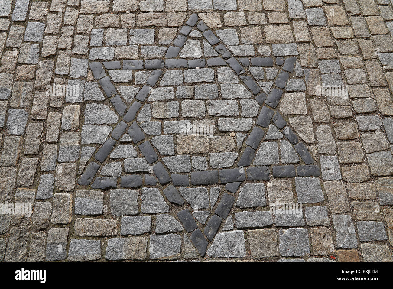 Nahaufnahme Hintergrund mit Davidstern, Magen David, der Jüdischen religiösen und kulturellen Erbes Symbol auf Kopfstein gepflasterte Straße, hohe Betrachtungswinkel Stockfoto