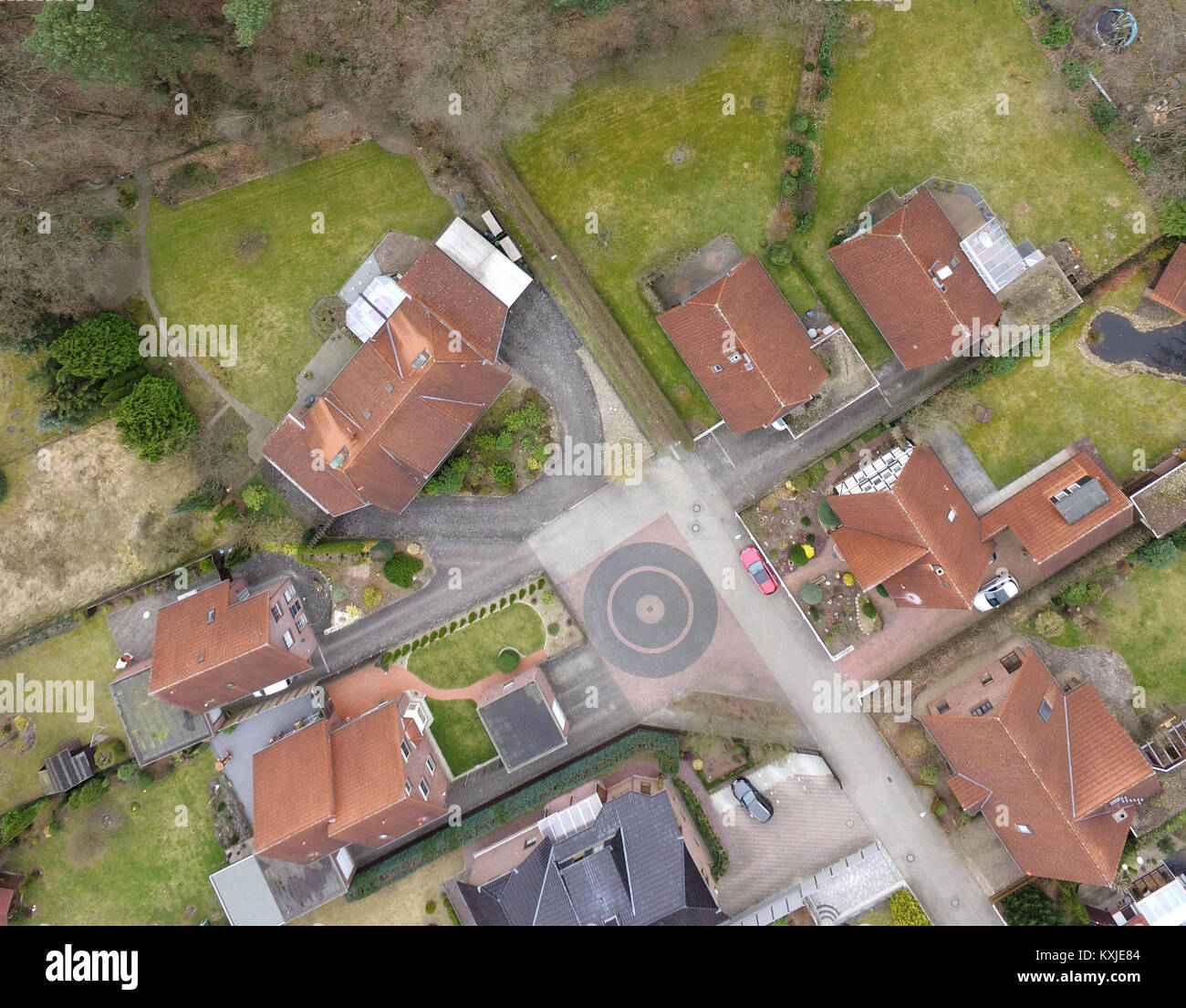 Luftaufnahme von einer alten Wohnsiedlung am Rande der Stadt, Drohnen geschossen Stockfoto
