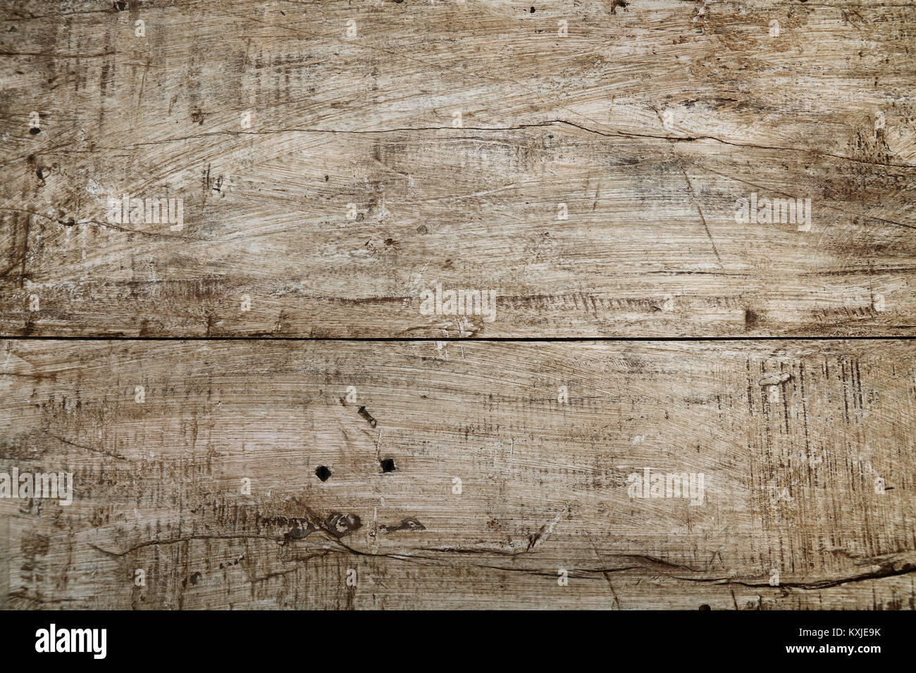 Grunge Hintergrund Textur aus weiß lackiertem Holz mit Dunkelbraun und Schwarz dirty Flecken, Kratzer und Risse Stockfoto