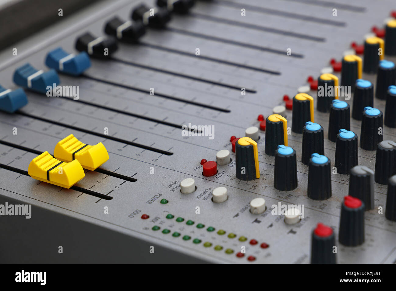 In der Nähe von Audio Control Sound Mixing Console board mit Fader Bars, Tasten und Schieberegler, hohe Betrachtungswinkel Stockfoto