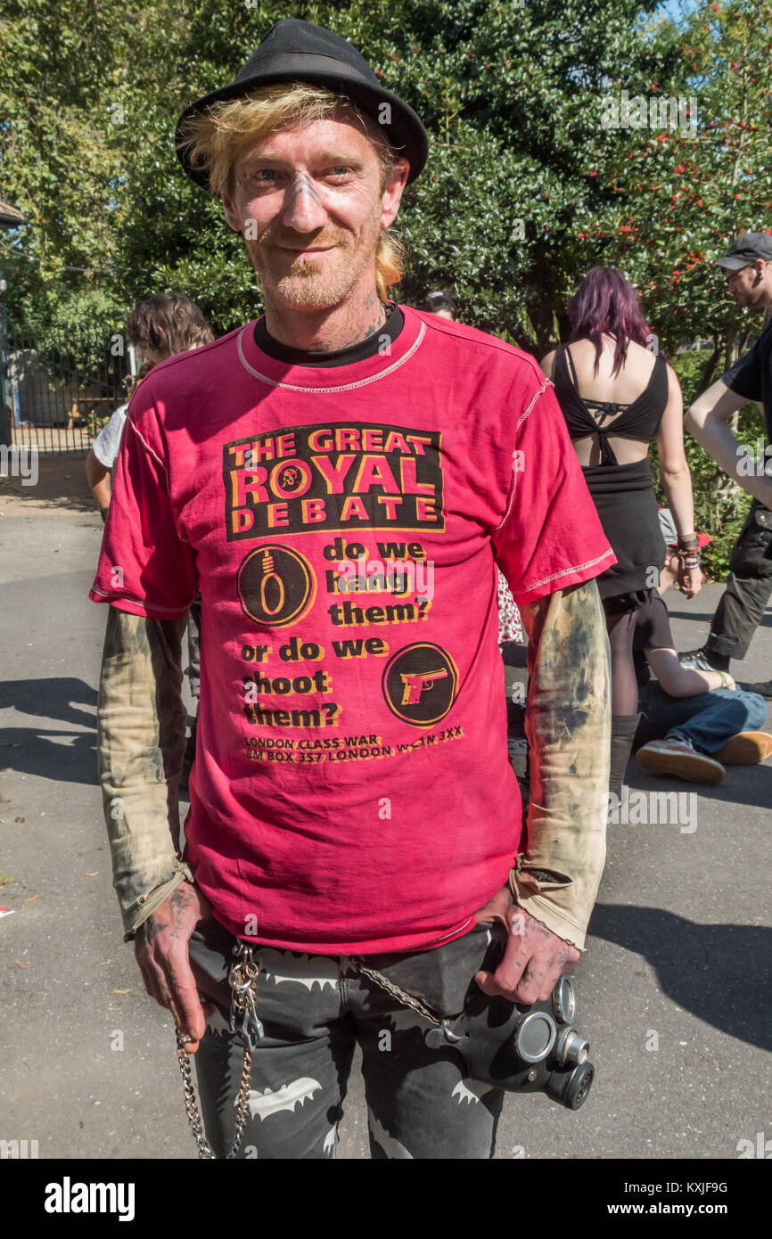 Klasse Krieg Anhänger kam zu Stratford Park im Fokus E15 Protest gegen Vertreibungen zu unterstützen. Der eine trägt ihre "Große Königliche Debatte" T-shirt, entworfen, um umstritten zu sein. Stockfoto