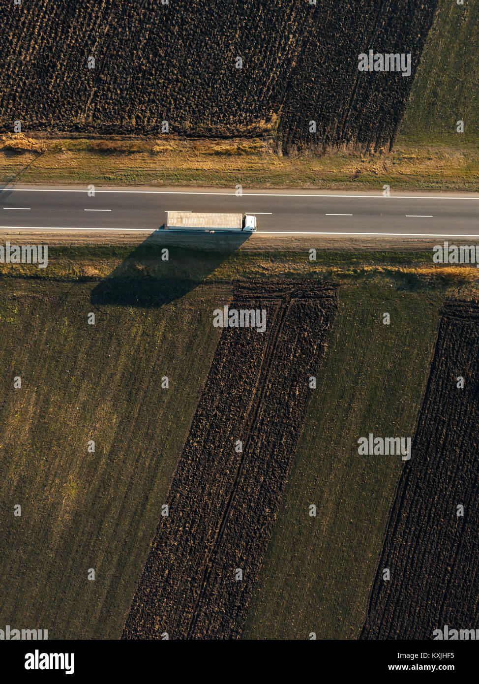 Luftaufnahme von Güterverkehr Lkw auf der Straße durch die Landschaft Stockfoto