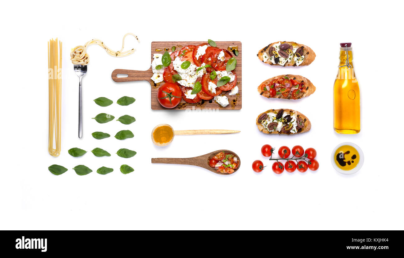 Ein overhead Shot der eine Auswahl an mediterranen Speisen, wie Tomaten, Oliven, Olivenöl, Basilikum und Brot Stockfoto