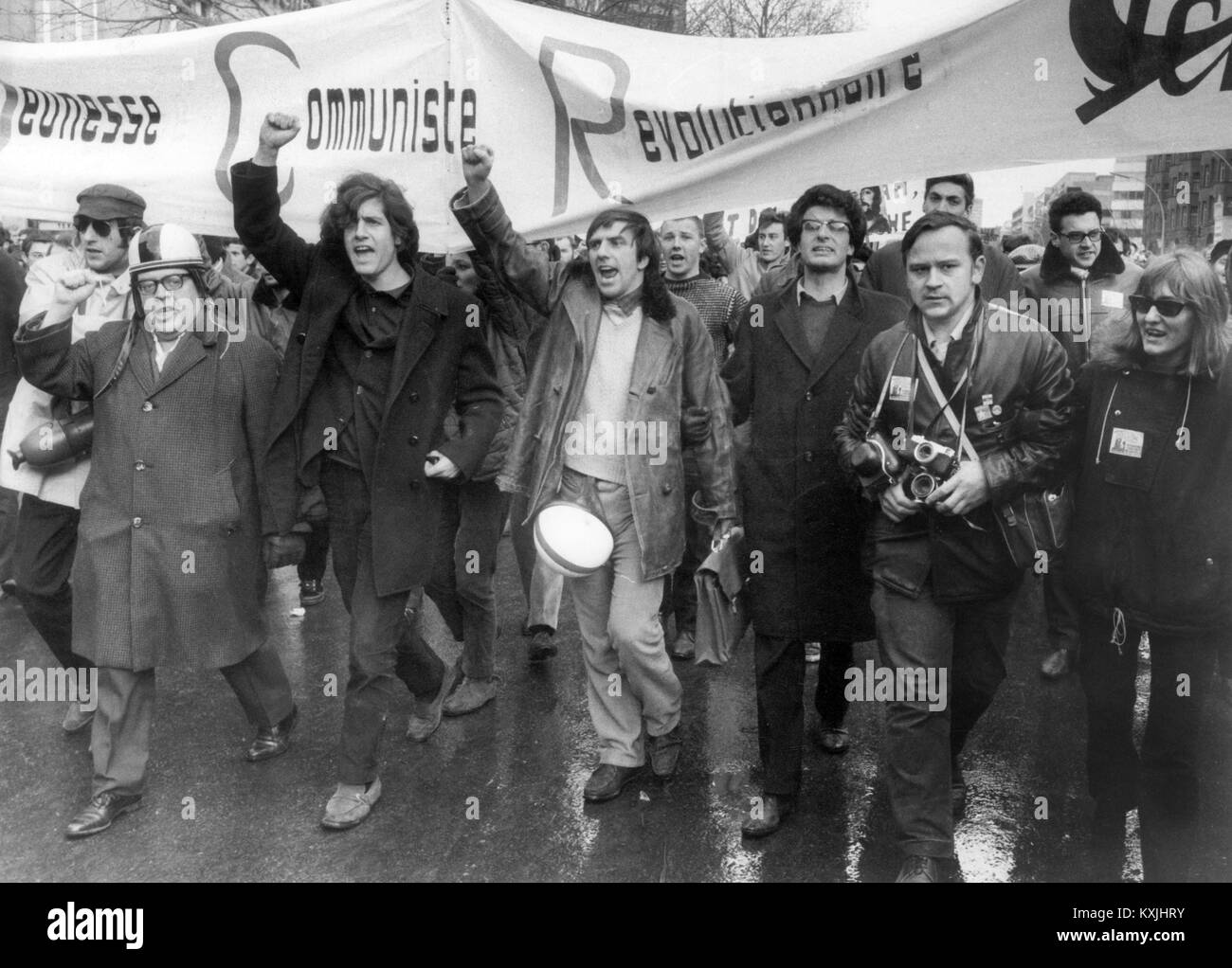 Des Sozialistischen Deutschen Studentenbundes (SDS) Chefideologen Rudi Dutschke (M, mit seiner Faust angehoben), sowie der deutsche Dichter und Schriftsteller Erich Fried (l, das Tragen eines Helmes) März Am 18. Februar 1968 in Berlin an der Spitze einer Demonstration gegen den Vietnamkrieg. Nach Angaben der Polizei schätzt, dass rund 8.000 Demonstranten nahmen an der Demonstration durch die Stadt Berlin. | Verwendung weltweit Stockfoto