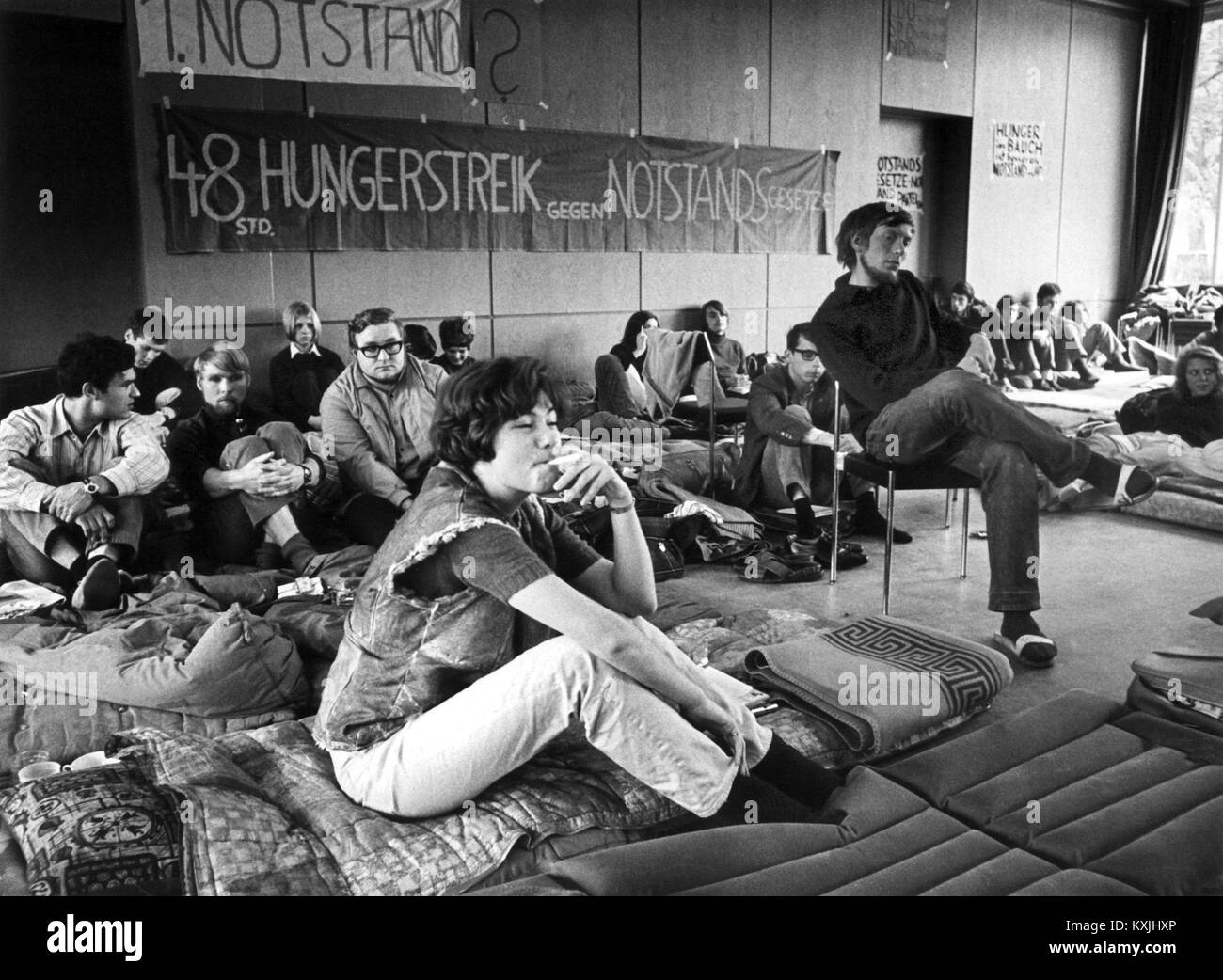 Studenten im Hungerstreik gegen die deutsche Notfall handelt in Marburg am 19. Mai 1968 demonstrieren. | Verwendung weltweit Stockfoto