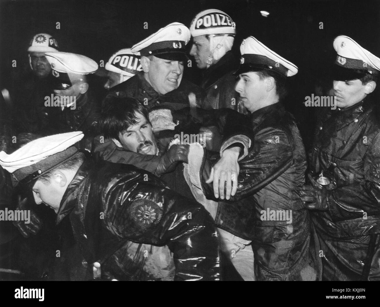 Die Polizei bei der Festnahme des Ein junger Demonstrant. April 6,1967, während einer Demonstration vor dem Springer Haus in Berlin bei einem Empfang für amerikanische Vizepräsident Hubert Humphrey, Zusammenstöße mit der Polizei, nachdem einige Demonstranten geworfen hatte Steine und Gläser gegen den geparkten Wagen der Humphrey Konvoi. Nach Angaben der Polizei wurden 12 Demonstranten wurden festgenommen. | Verwendung weltweit Stockfoto