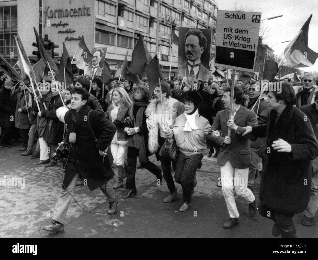 Sieben bis acht tausend Menschen nahmen an der Vietnam Demonstration in Berlin am 18. Februar 1968. Mit unzähligen Fahnen, vor allem die blau-rote Vietkong Fahne mit dem gelben Stern, große Porträts von Che Guevara, Ho Tschi Minh, Lenin, Rosa Luxemburg und Trotzki, die Demonstranten zogen vom Kurfürstendamm, der Deutschen Oper, wo eine Demonstration gegen den Vietnamkrieg mit mehreren Referenten statt. | Verwendung weltweit Stockfoto