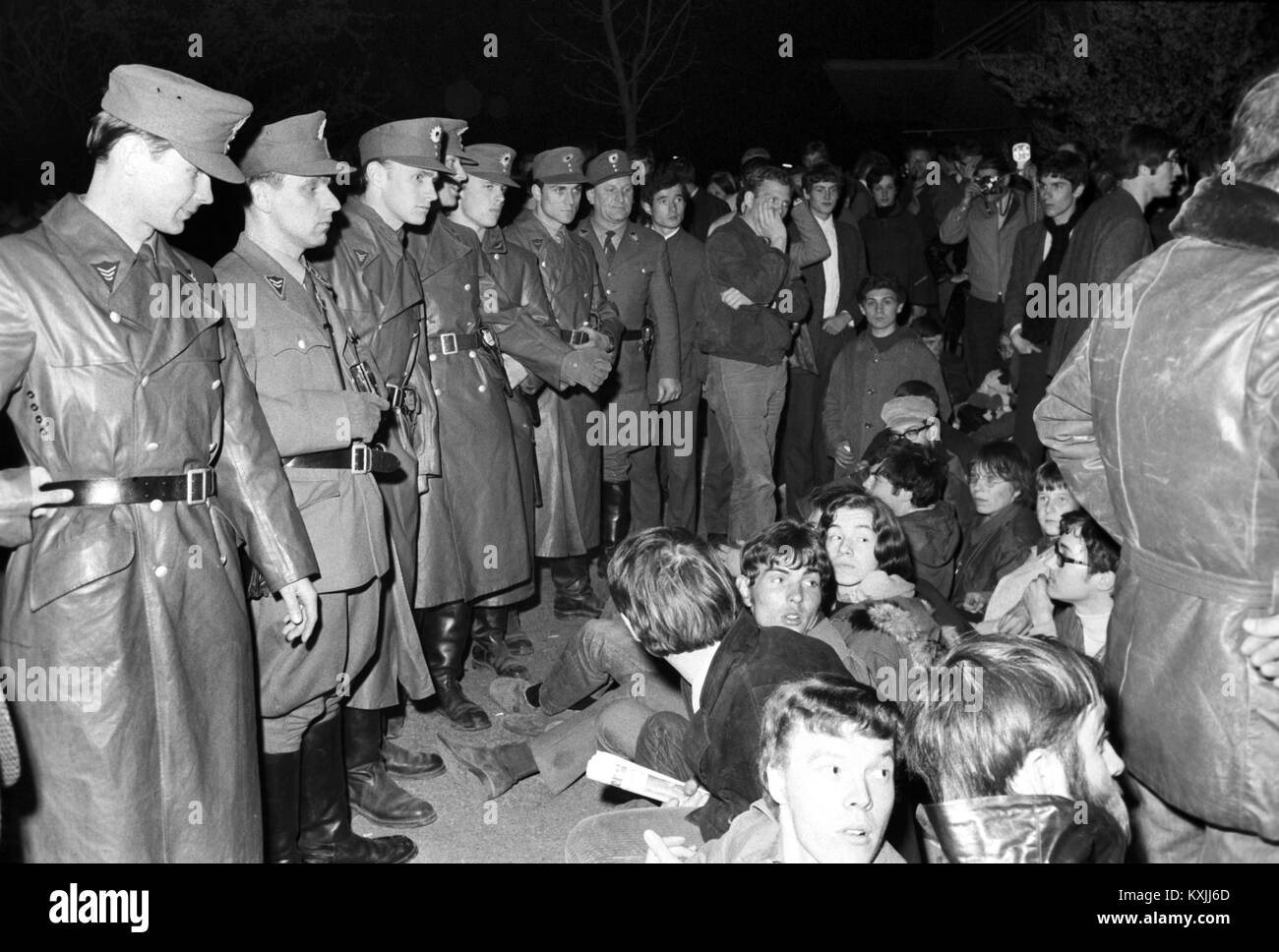 Die Teilnehmer einer Demonstration am Ostermontag versuchen, den Eingang bei einem Sit-in am 15. April 1968 Springer Druckerei zu blockieren. | Verwendung weltweit Stockfoto