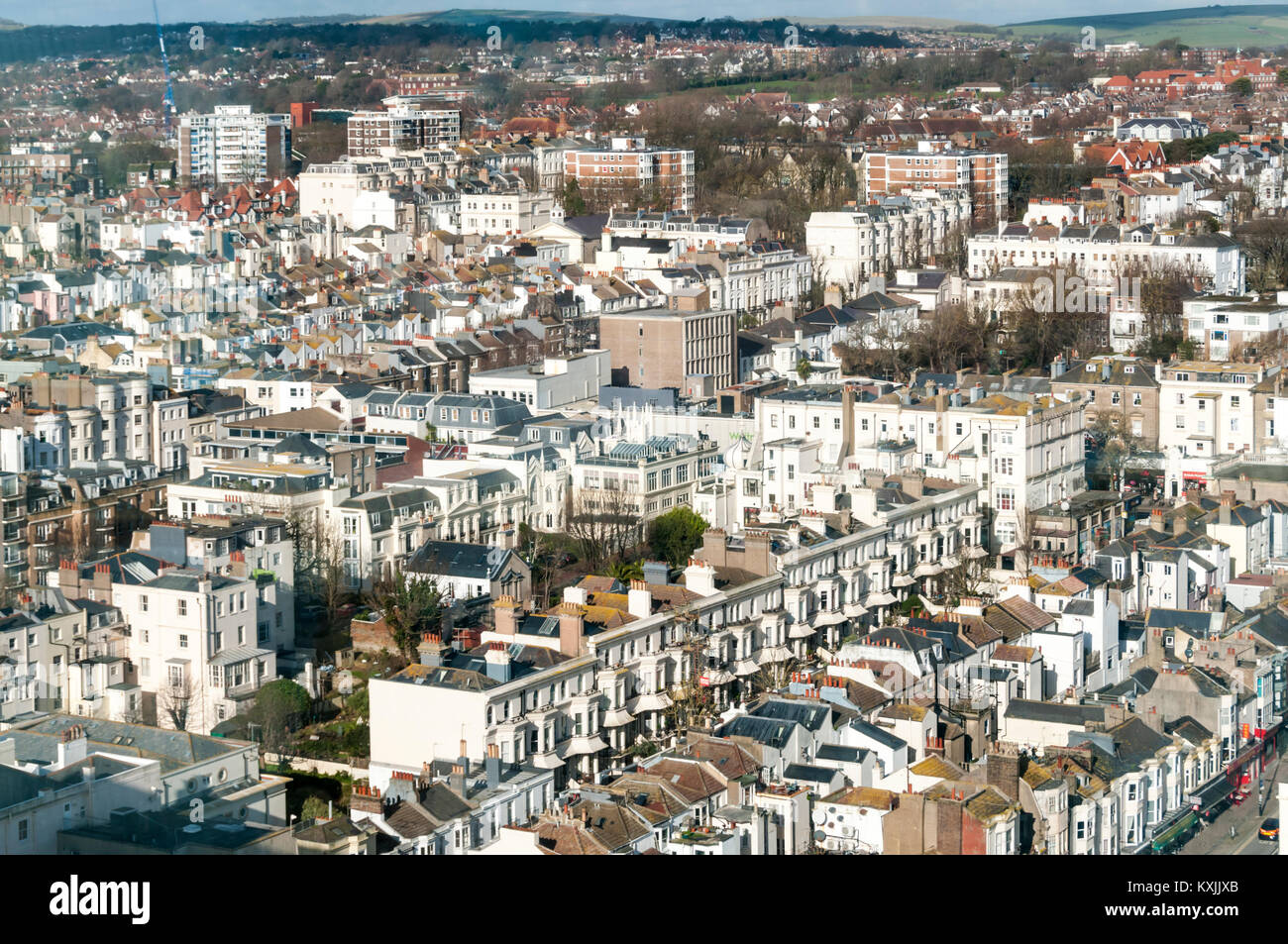 Einen erhöhten Blick auf die Gebäude in Brighton mit der South Downs in der Ferne. Stockfoto
