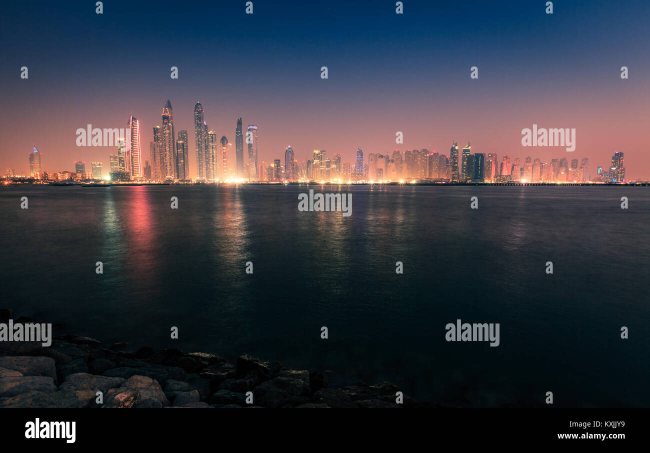 Nächtliche Aussicht auf den Jachthafen von Dubai Skyline in 2016 Stockfoto