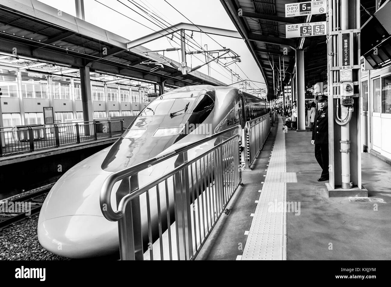 Beppu, Japan. Shinkansen Ankünfte Beppu Bahnhof, Passagiere warten auf einen Zug. Stockfoto