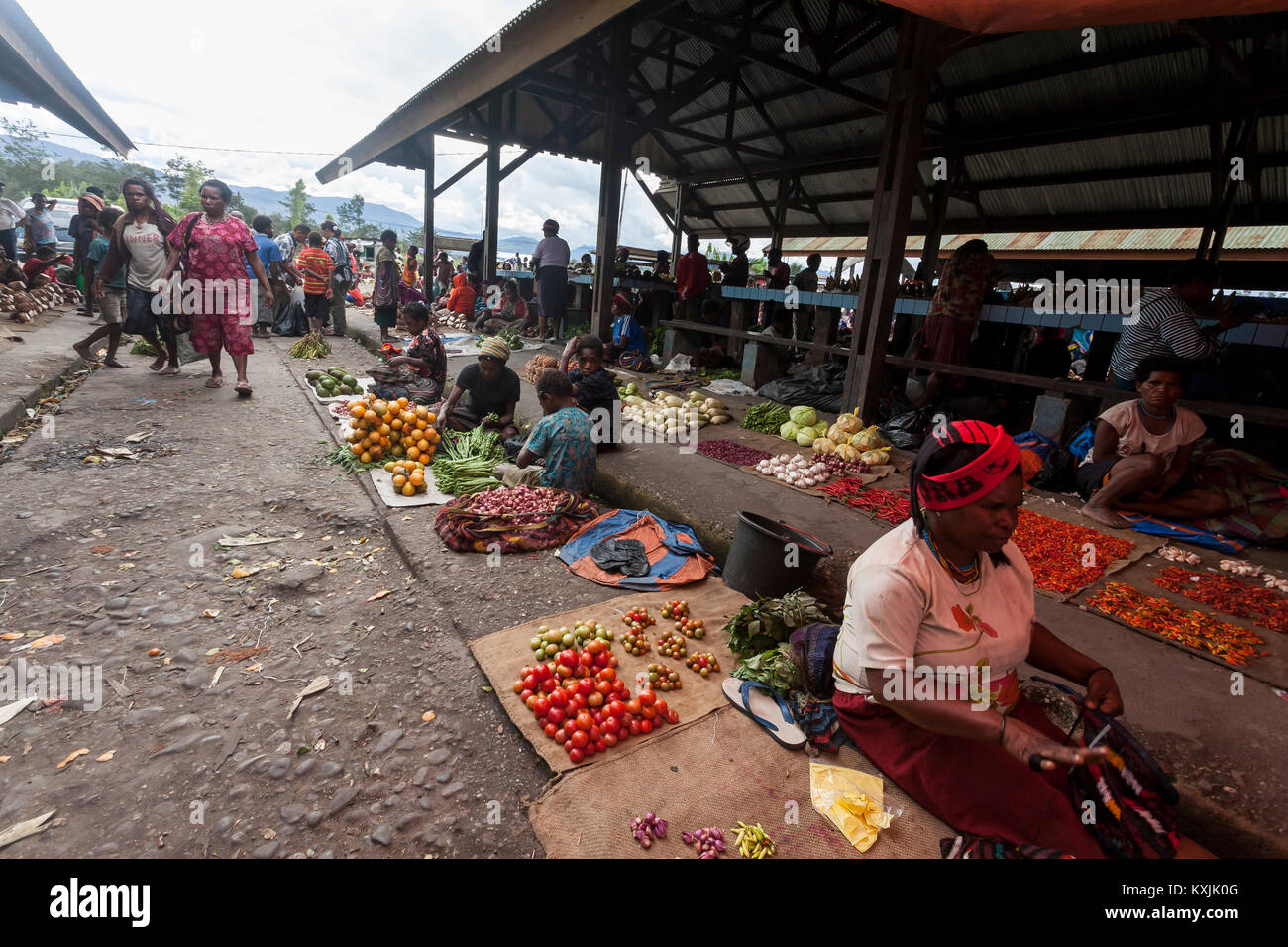 Wamena, Indonesien, Menschen sind an der lokale Markt von Wamena im Baliem Valley, Papua Neu Guinea. Stockfoto