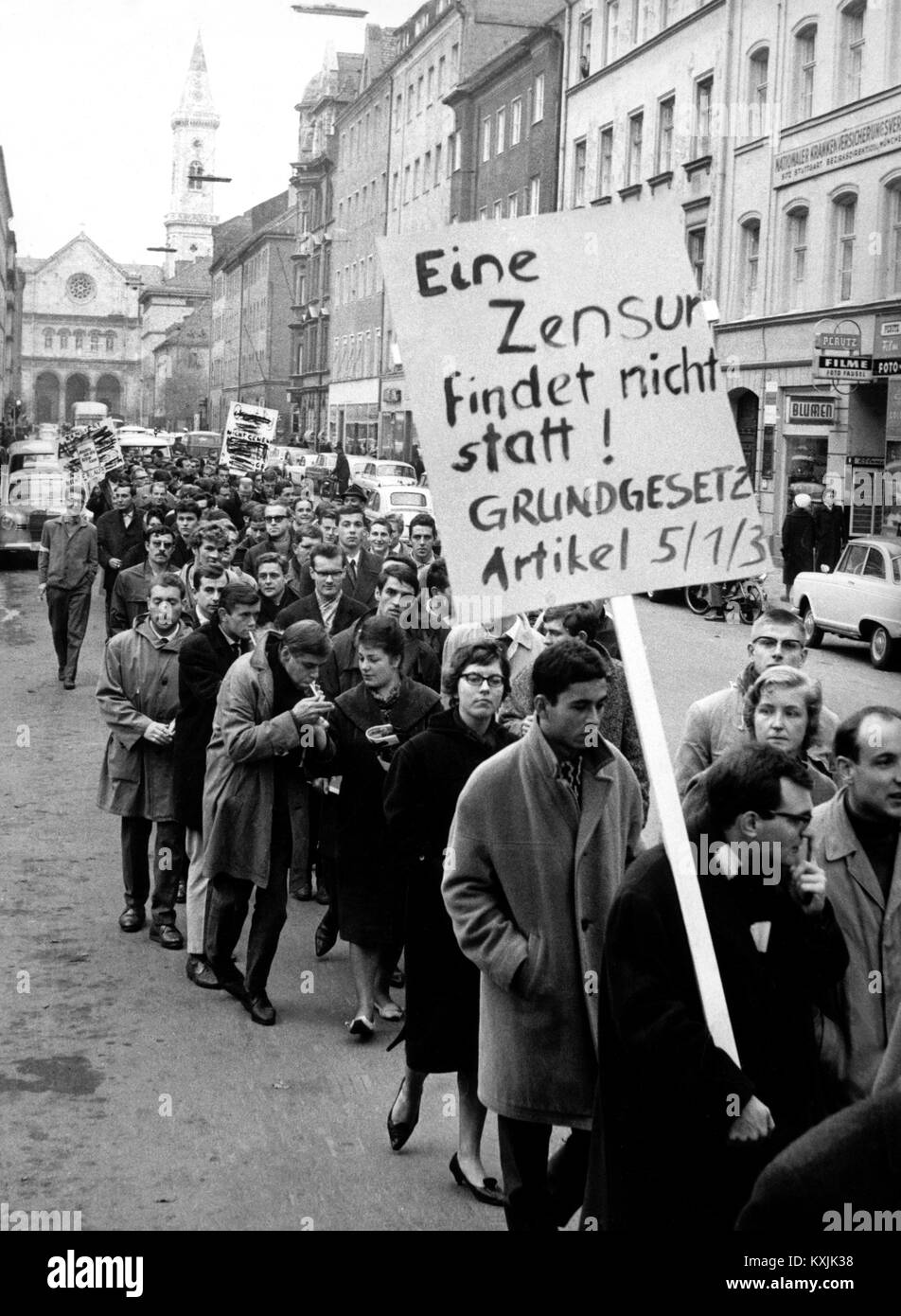 Eine Demonstration gegen die Verhaftung von Spiegel Redakteure fand in München im Oktober 1962 statt. Vorne rechts der Studentenführer Christian Semler mit einem Plakat, auf dem Artikel 5/1/3 des Grundgesetzes, "Eine Zensur findet nicht statt". Der Artikel "bedingt bereit zur Verteidigung' von Conrad Ahlers, im Nachrichtenmagazin der Spiegel Veröffentlicht am Oktober 8,1962, führte zu einer Suche nach der Veröffentlichung des Spiegel-Redaktion in Hamburg und Bonn und die Verhaftung von mehreren Personen, einschließlich Herausgeber Rudolf Augstein und Editor-in-chief Claus Jacobi, für 'Verrat'. Die Vorwürfe stellte sich heraus Stockfoto
