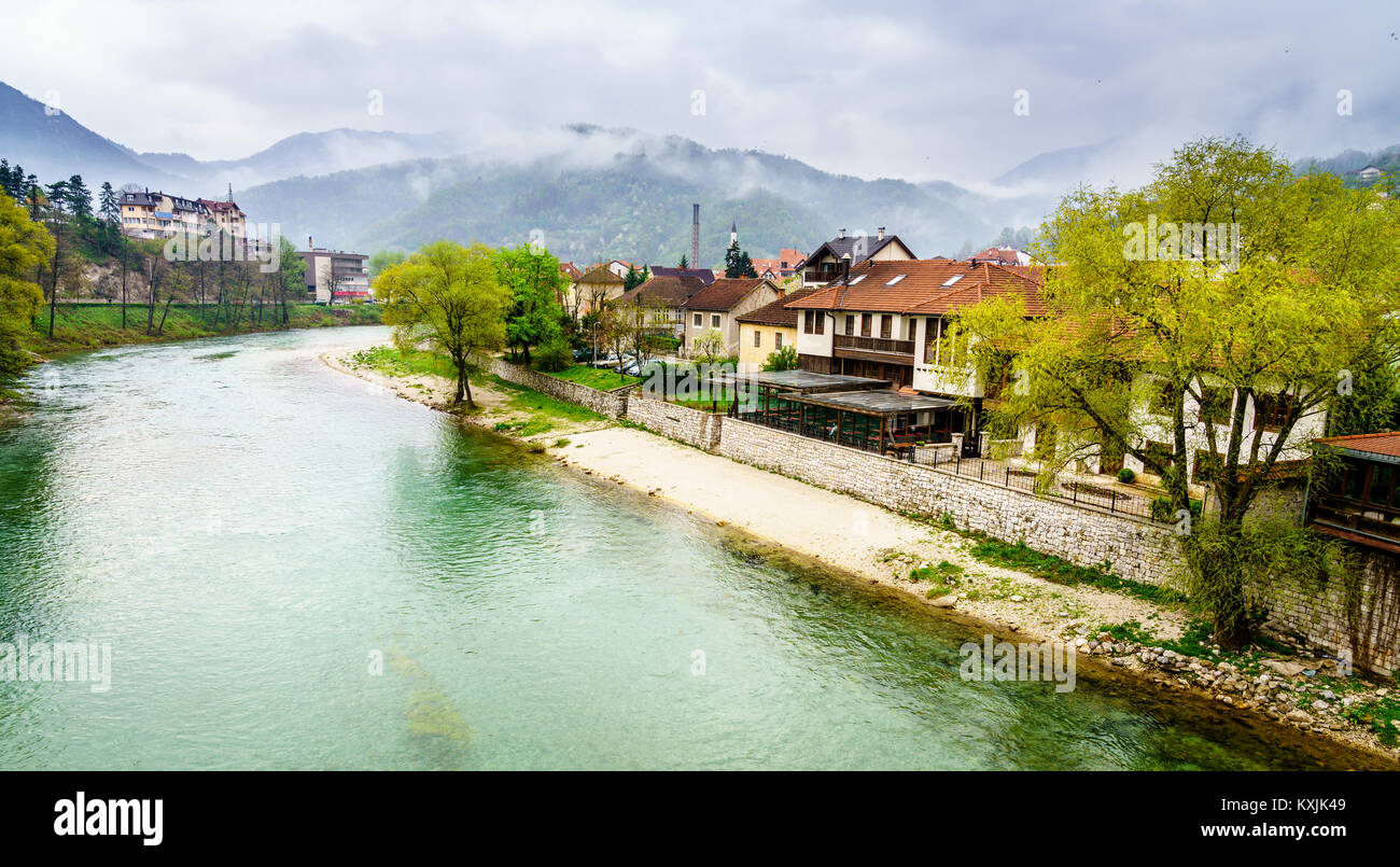 Einen malerischen Blick auf den Fluss Neretva und die umliegenden Berge in Konjic, Bosnien Stockfoto