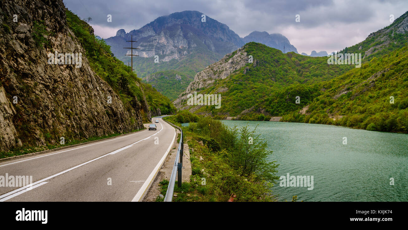 Autobahn durch die Berge entlang des Flusses Neretva in Bosnien und Herzegowina Stockfoto