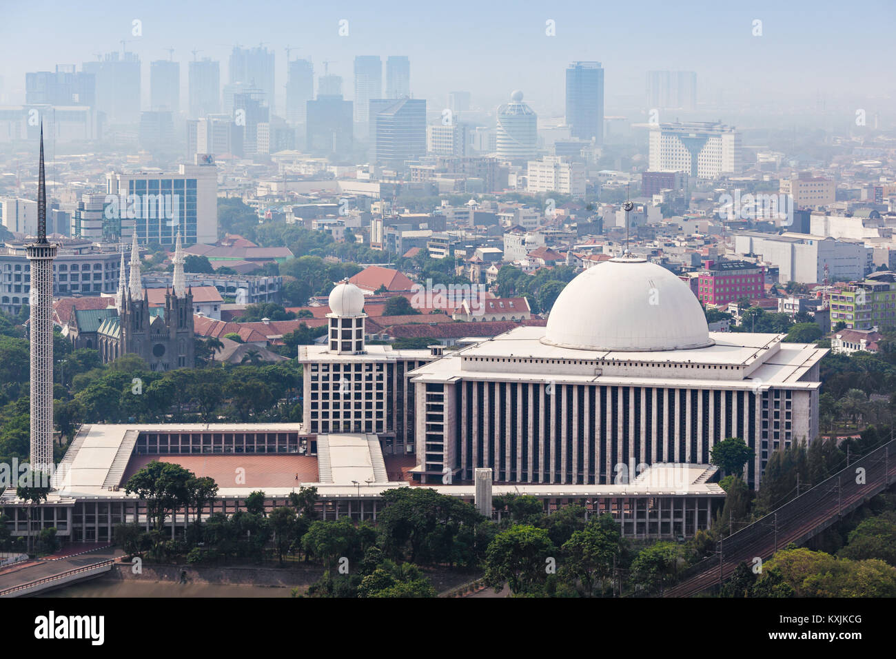 JAKARTA, Indonesien - 21. OKTOBER 2014: Luftaufnahme der Istiqlal Mosque. Es ist die größte Moschee in Südostasien. Stockfoto