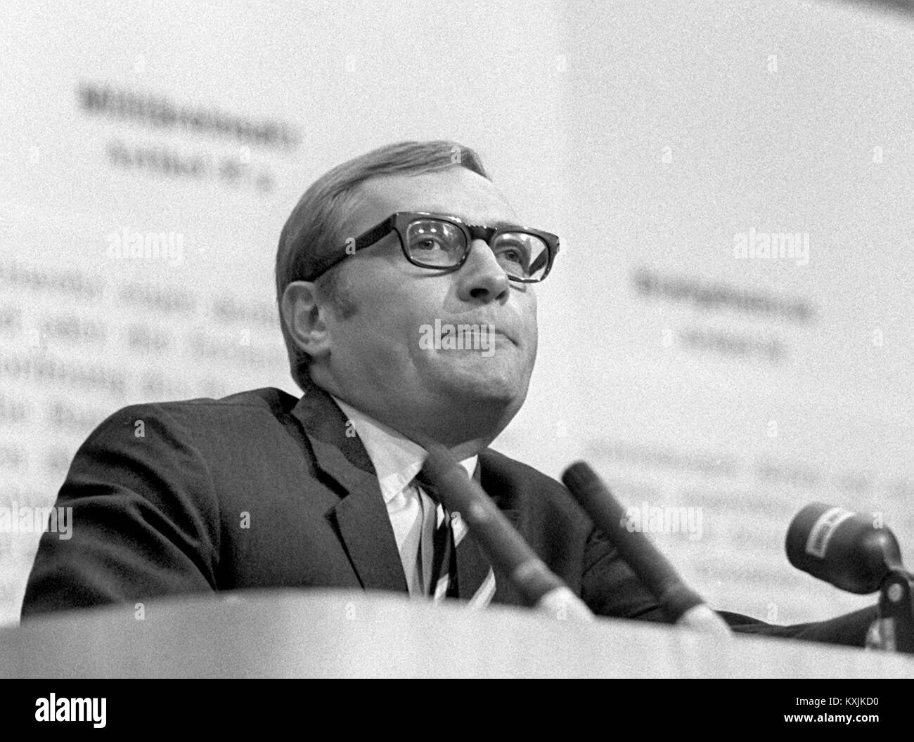 Herausgeber Rudolf Augstein am 28. Mai 1968 an einer Veranstaltung gegen die Deutsche Not fungiert in der Great Hall des Hessischen Rundfunks in Frankfurt am Main. Zahlreiche prominente Vertreter aus Wissenschaft und Kunst, einschliesslich der Frankfurter Professoren und der Verleger Unseld, zum Widerstand aufgerufen, die Bonner Notstandsgesetze in der Sitzung vor geladenem Publikum. | Verwendung weltweit Stockfoto