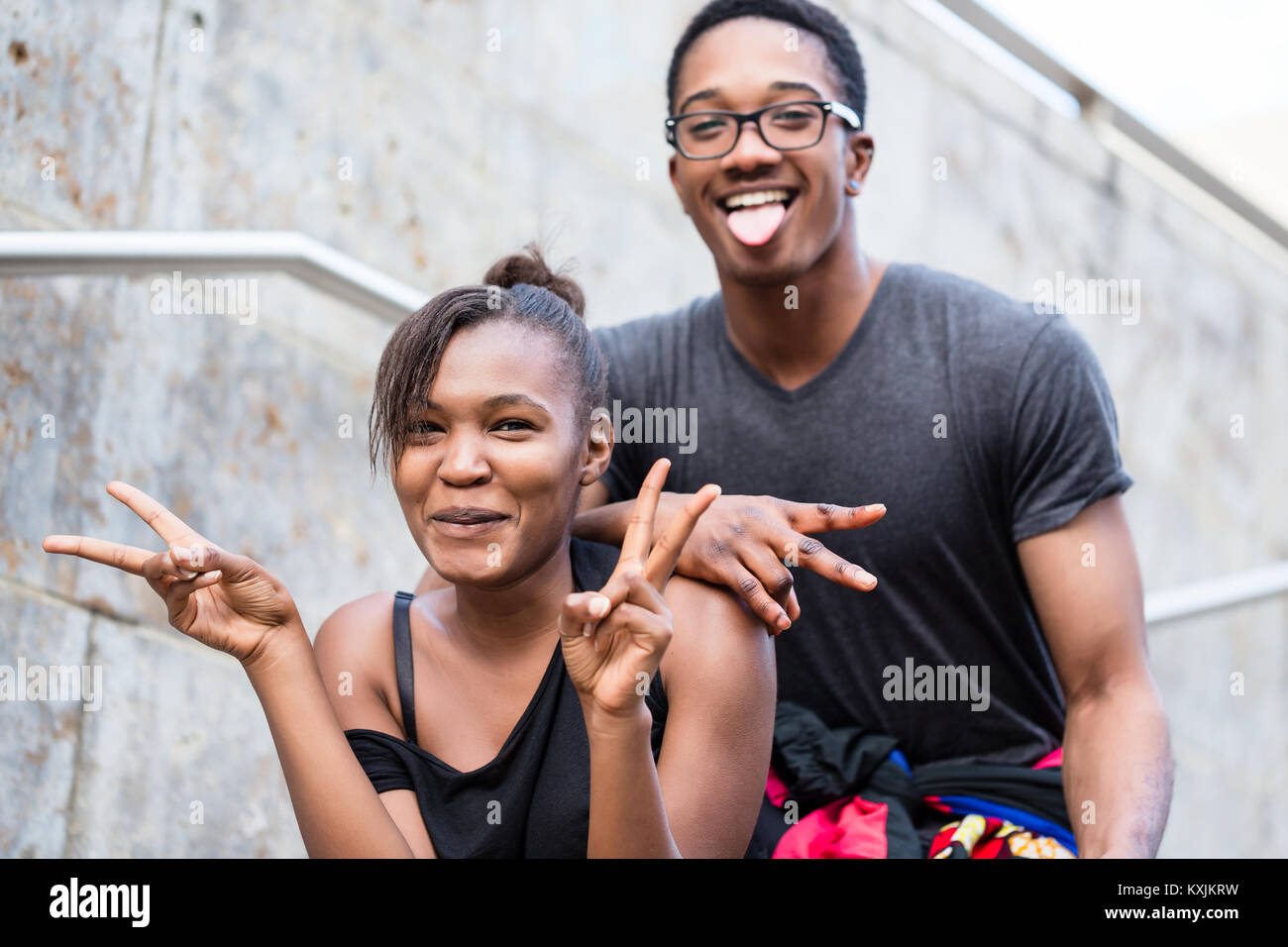 Porträt der jungen afrikanischen amerikanischen Paar machen lustige Gesichter whi Stockfoto