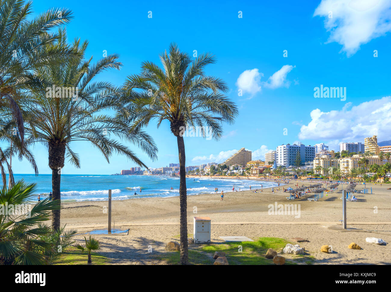 Einen malerischen Blick auf den Strand in Benalmadena. Malaga, Andalusien, Spanien Stockfoto