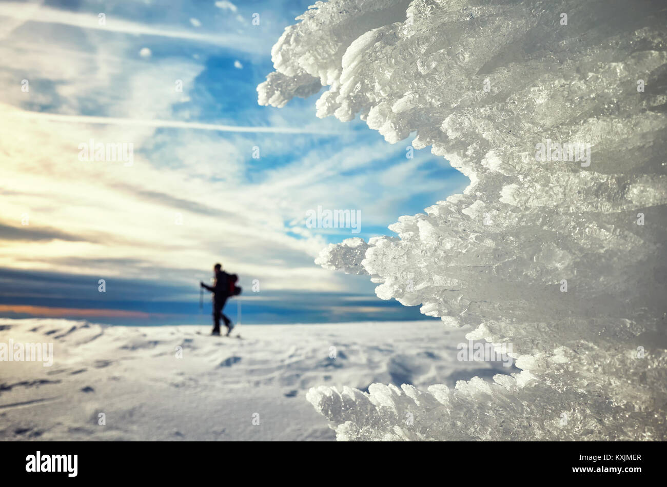 In der Nähe Bild von eisformationen bei Sonnenuntergang, Langläufer Silhouette in Abstand, selektive konzentrieren. Stockfoto