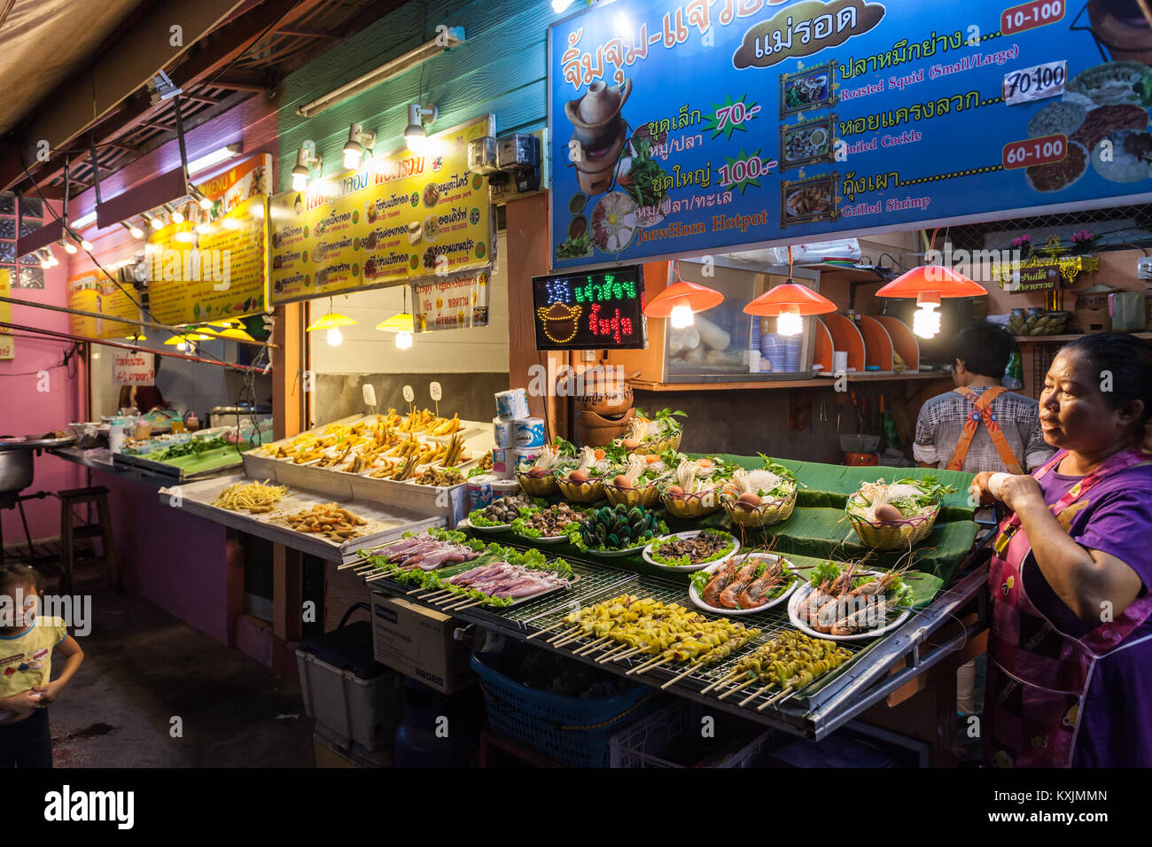 CHIANG RAI, THAILAND - November 05, 2014: Food Court in Chiang Rai Night Market. Stockfoto