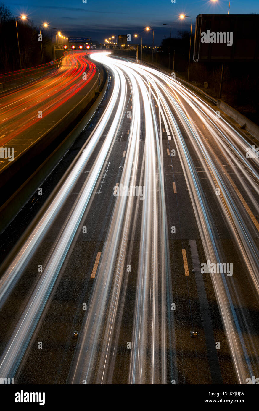 Scheinwerferströme auf der Autobahn M5 mit Blick nach Süden nach Bristol Stockfoto