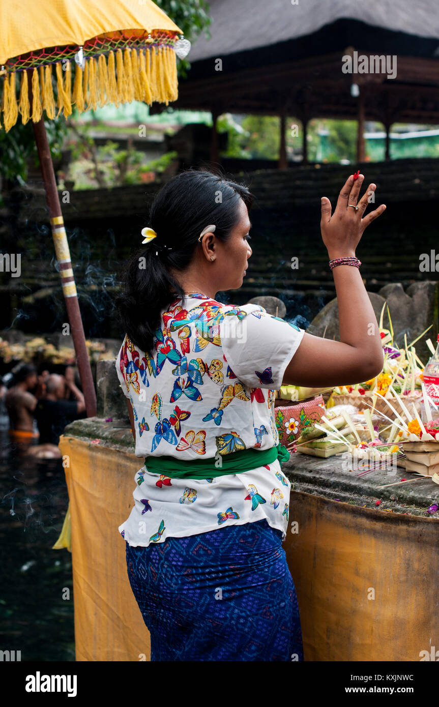 Balinesische betende Frau im Pura Tirta Empul hinduistischer Tempel, Tampaksiring, Bali, Indonesien, Südostasien, Asien Stockfoto Balinesische betende Frau im Pura Tirta Empul hinduistischer Tempel, Tampaksiring, Bali, Indonesien, Südostasien, Asien Stockfoto