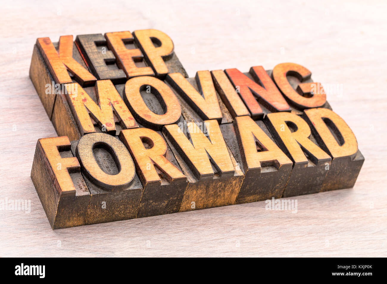 Keep moving forward Word abstract Typografie in Vintage lettepress Holz Typ Stockfoto