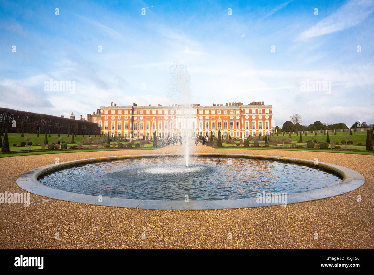 Hampton Court Palace, einem königlichen Palast in der Stadt Richmond, London. Es hat zwei unterschiedliche architektonische Stile, inländische Tudor und Barock. Stockfoto